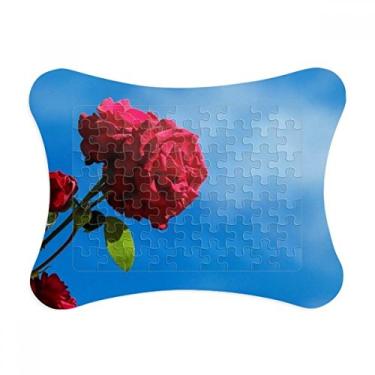Imagem de Moldura de quebra-cabeça de folhas verdes, céu azul, rosas vermelhas, enfeite de quebra-cabeça