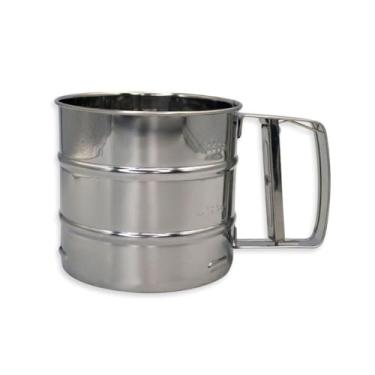 Imagem de Caneca Peneira Polvilhadora em Aço Inox, 16cm x 10cm, Capacidade 250g, com Gatilho e Mexedor para Açúcar, Farinha e Chocolate em Pó