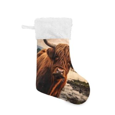 Imagem de ATTX Meias de Natal de vaca Highland, suportes de presente brancos de pelúcia para decorações de festas de fim de ano (17,7 polegadas, 1 pacote) #374
