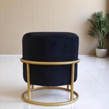 Imagem de Poltrona Puff Decorativa Moderna, Veludo Preto, Base Dourada Circular, para Sala de Estar