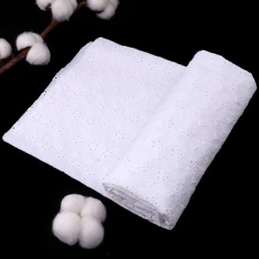 Imagem de Tecido floral bordado com acabamento em renda com ilhós vintage branco bordado (91 cm/1 metro de largura) para costura, vestidos, artesanato, decoração de casa AIETSYEI