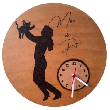 Imagem de Relógio de Mesa ou Parede em Quadro Decorativo Redondo mãe de pet para casa, escritório ou clínica; 35cm; analógico tic-tac suave com pirografia de cat mimoso, designe clássico e contemporâneo.