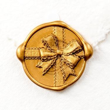 Imagem de Nuvretk 30 adesivos artesanais de lacre de cera dourada, design de laço de fita 3D, selos de envelope autoadesivos elegantes para convites de casamento, aniversário, festa e eventos (ouro)