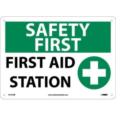 Imagem de NMC Placa SF161RB OSHA, legenda "SAFETY FIRST - FIRST AID STATION" com gráfico, 35,5 cm de comprimento x 25,4 cm de altura, plástico rígido, preto/verde em branco