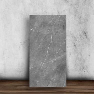 Imagem de Placa Flexível Revestimento Autocolante Efeito Mármore Cinza 90x60cm - Revestimento Decorativo para Sala, Quarto, Cozinha e Banheiro (5)