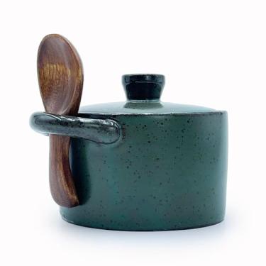 Imagem de YILUSHENGHUA Saleiro de cerâmica de 227 g com tampa e colher de madeira, recipiente de sal de bancada, açucareiro, pote de especiarias | Decoração de cozinha artesanal (azul escuro)