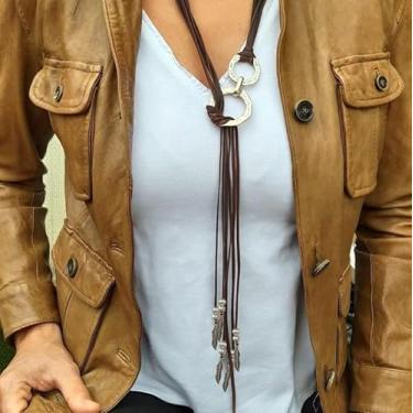 Imagem de 1 colar geométrico simples com pingente de liga de couro de liga de prata é adequado para uso diário feminino, festas, celebrações e encontros.