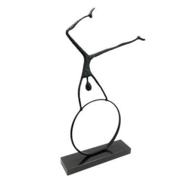 Imagem de Escultura Decorativa Homem Equilibrista Bambolê luxo - LUXdécor