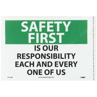 Imagem de NMC Placa SF165PB OSHA, legenda "SAFETY FIRST - IS NOSSA RESPONSABILIDADE CADA E CADA UM DE NÓS", 35,5 cm de comprimento x 25,4 cm de altura, vinil sensível à pressão, preto/verde sobre branco