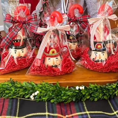 Imagem de Baderke Conjunto de 21 peças/4 canecas de lembrancinhas de festa de Natal, quebra-nozes, caneca de cerâmica, pirulito, tubos de bengala, fitas de papel, ráfia, Natal, celofane, sacos de presente para