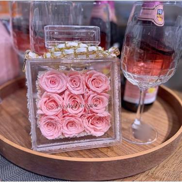 Imagem de Caixa de exibição rosa preservada de luxo, 9 rosas eternas em frasco de perfume transparente com acabamento em pérola, pulseira de corrente dourada