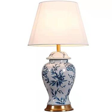 Imagem de Abajur de mesa estilo chinês em porcelana azul e branca de Jingdezhen, com cúpula em formato de barril.