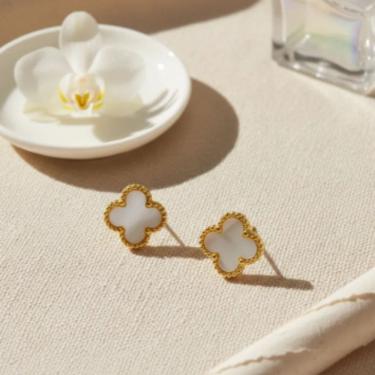 Imagem de Brinco Trevo Madrepérola  Detalhe Dourado em Aço Inoxidável