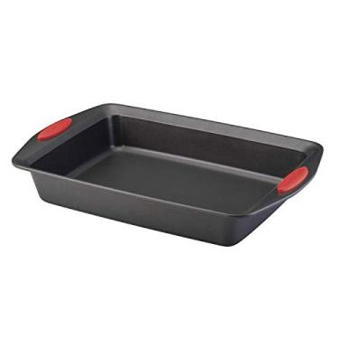 Imagem de Rachael Ray Yum-o! Assadeira antiaderente com aderências/Forma de bolo antiaderente com aderência, retangular – 22,8 cm x 33 cm, cinza com punhos vermelhos