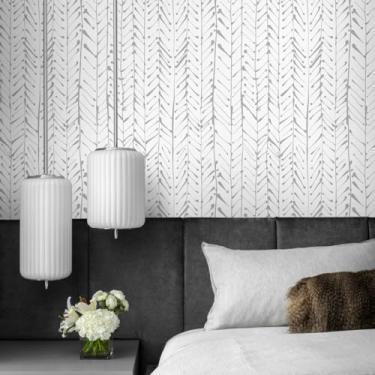 Imagem de Guvana Papel de parede listrado em espinha de peixe de 41 x 500 cm, papel de parede autoadesivo, cinza e branco, papel de contato moderno, papel de parede removível à prova d'água para sala de estar,