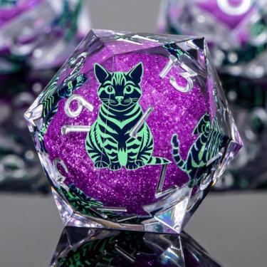 Imagem de KERWELLSI Cat Liquid Core DND Dice Set with Gift Box, 7Pcs Resin Dungeons Sharp Edge D&D Dice, Dragons D and D Role Playing Dice D20 D12 D10 D8 D6 D4, Purple and Light Green Cat