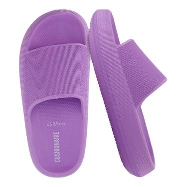 Imagem de CUSHIONAIRE Pantufas femininas Feather EVA – Chinelos femininos confortáveis, sapatos de banho internos e externos, chinelos essenciais para praia, Lavanda, 35