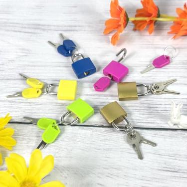 Imagem de 6 cadeados pequenos de bagagem, cadeados de mala com chaves, multicolorido, mini cadeado com chave para atividades ao ar livre e mochilas