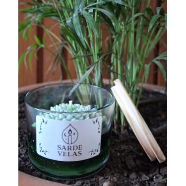 Imagem de Vela Aromática com Fragrância de Alecrim e com Sal Grosso para Proteção Espiritual e Equilíbrio. Flor de Lótus de Cera de Côco e Recado da Espiritualidade. Vidro com Tampa de Madeira. Sarde Velas
