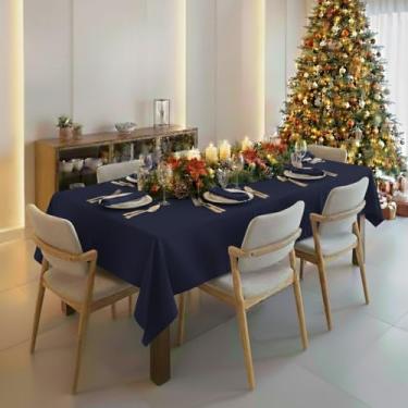 Imagem de Este conjunto de toalha de mesa de duas peças mede 2,00 x 1,40 metros e é feito de tecido Oxford premium com bordas reforçadas(Azul Marinho)