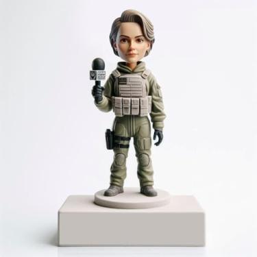 Imagem de Fearless Frontline Reporter Bobblehead Custom Clay Figure Tribute to Women War Journalists Presente exclusivo para mães e esposas em comunicação