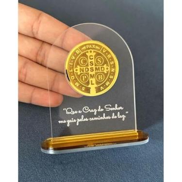 Imagem de Plaquinha de Acrílico com Medalha de São Bento Dourada | Cruz de São Bento |Proteção e Fé Presente Religioso Decorativo