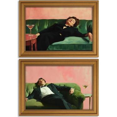 Imagem de Arte de parede vintage com moldura dourada moderna vitoriana mulher e homem no sofá com martini impressões em tela eclético coquetel imagem pôster moderno bar carrinho decoração pintura arte para