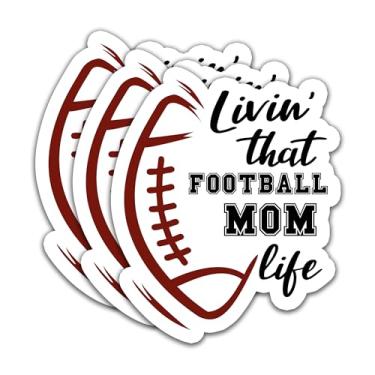 Imagem de (3 peças) Adesivos de futebol - Livin' That Football Mom Life - Decalque de vinil à prova d'água para livros, laptops, copos, garrafas de água, adesivo esportivo para mães - 7,8 x 6,5 cm.