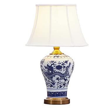 Imagem de Abajur de mesa em porcelana azul e branca estilo chinês com padrão de dragão pintado à mão. Abajures de mesa em cerâmica estilo Chinoaserie, porcelana de Jingdezhen.