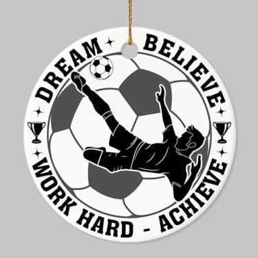 Imagem de Decorlion Enfeite de Natal – Enfeite de cerâmica de futebol, decoração de árvore de Natal Dream Believe Work Hard Achieve, presente motivacional para jogadores de futebol, treinadores e fãs