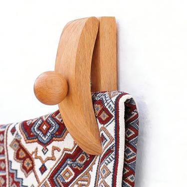 Imagem de OHIYO Cabides de parede de tapeçaria de madeira de faia maciça, pacote com 4 cabides de colcha, grampos de cobertor para exibição, clipes de parede de madeira para pendurar tapete