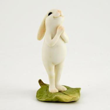 Imagem de Top Collection Coelhinho de ioga em miniatura de jardim e terrário em pose de Namaste em pé, pequeno