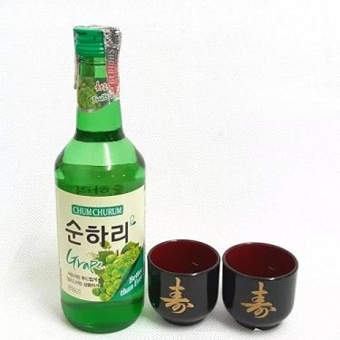 Imagem de 01 Bebida Alcoólica Soju Coreano com Sabor (Morango, Pêssego, Uva, Toranja, Yogurt, Ameixa, Blueberry) + 02 Copo Guinomi (Copo Ideograma (Kotobuki), Uva Verde)