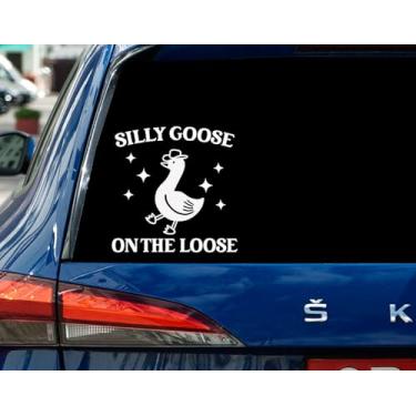 Imagem de Decalque Silly Goose On The Loose Car - Adesivo engraçado e solto de ganso bobo - Pato fofo - presente para novo motorista - amigo - decalque de janela para carro - caminhão ou para-choque impermeável