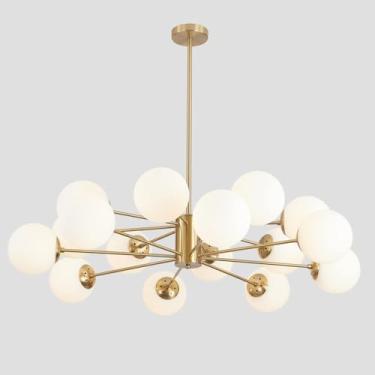 Imagem de Lustre de latão escovado estilo moderno de meados do século XX, modelo Sputnik, com globo de vidro leitoso, ideal para iluminação de ilha de cozinha (dourado e branco).