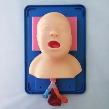 Imagem de Modelo Anatômico de Treinamento para Intubação Orotraqueal Infantil, Simulador de Vias Aéreas de Bebê em PVC e Resina Siliconada, com Tubo Traqueal