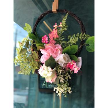 Imagem de Cesta/Guirlanda Decorativa com Flores Marrom, Rosa e Verde (Fondant)