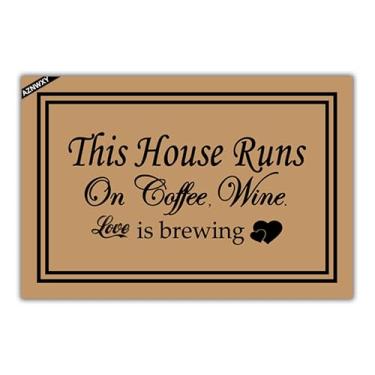 Imagem de AZNWXY Tapete Welcome Mat This House Runs On Coffee Wine Hello Capacho Engraçado Exterior Tapetes de Porta de Férias Exteriores 60 cm x 40 cm