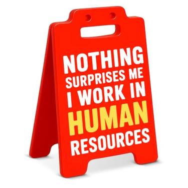 Imagem de Placa engraçada de decoração de mesa de escritório HR Nothing Surprises Me Sinal Cubículo Decoração Humor Presentes de Escritório para Recursos Humanos HR Colegas