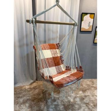 Imagem de cadeiras e balanços suspensos fixados no teto(TERRACOTA/CRU)