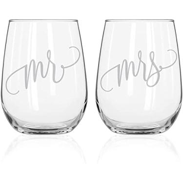 Imagem de Conjunto de copos de vinho Mr and Mrs da Bliss Collections – Copos de vinho sem haste gravados de 595 ml para casais. Perfeito para festa de noivado, chá de panela, festa de despedida de solteira ou presente de casamento, sem chumbo e sem BPA