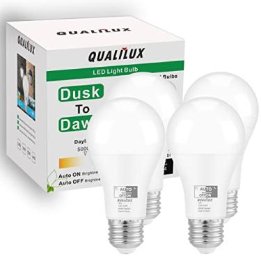 Imagem de QUALILUX Lâmpadas de LED ao ar livre, 9,5W 850 Lumen, equivalente a 60W, A19 E26, sensor de fotocélula integrado, lâmpadas inteligentes liga/desliga automáticas, pode usar fechado, luz do dia 5000K, pacote com 4