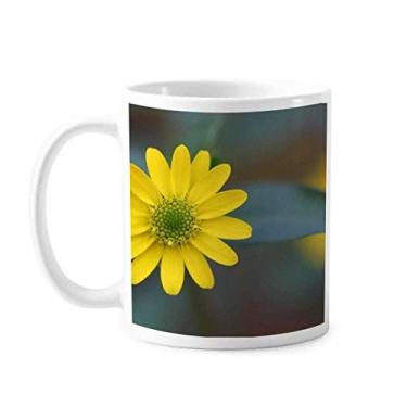 Imagem de Caneca de cerâmica de cerâmica com flores amarelas e crisântemo verde