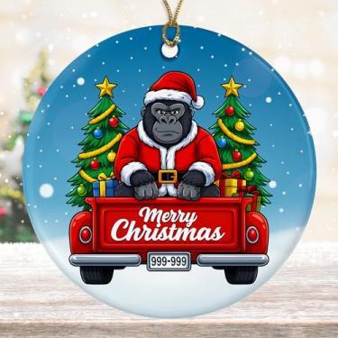 Imagem de DamienBrightGift Enfeite de Natal Gorila Papai Noel - Caminhão vermelho de cerâmica com decoração de árvore - Presente engraçado de lembrança de feriado de macaco - Decoração de Natal de animais da