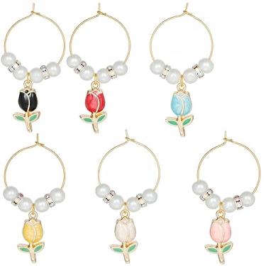 Imagem de SUNNYCLUE 12 conjuntos de pingentes de taça de vinho identificadores de bebida esmaltados primavera floral tulipa pingentes de flor imitação de pérolas argolas de identicação de taça de vinho para