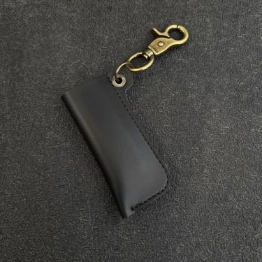 Imagem de Capa de isqueiro de couro com chaveiro, bolsa de suporte de isqueiro portátil para bolso ou mini isqueiros, capa protetora de couro para equipamentos de acampamento EDC e transporte ao ar livre (preto