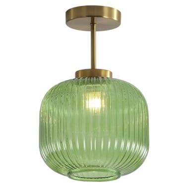 Imagem de Luminária de teto semi-embutida vintage em vidro verde com detalhes em dourado escovado, estilo meados do século XX, com globo em latão antigo para cozinha.