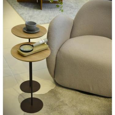 Imagem de Duas Mesas Laterais Karla Média e Alta, Tampos Bp Amadeirado Itapoã e Bases Aço Corten. Amadeirado