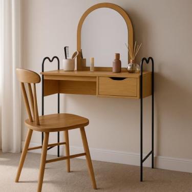 Imagem de Penteadeira Oasis com design elegante e funcional, ideal para organizar maquiagens e acessórios. Possui gavetas espaçosas, espelho amplo e acabamento moderno que valoriza seu ambiente. (Nature)