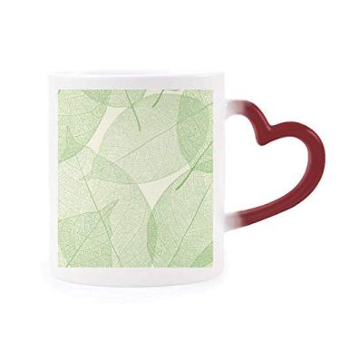 Imagem de Caneca de grés com estampa de folhas verdes brancas e sensíveis ao calor que muda de cor vermelha